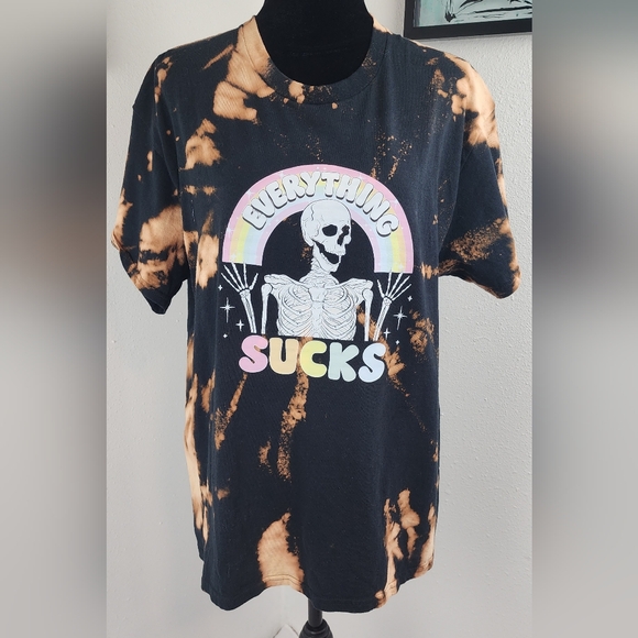 💀🌈 Gildan tie dye bleached black tee with skull raimbow unisex vinyl - Picture 5 of 10